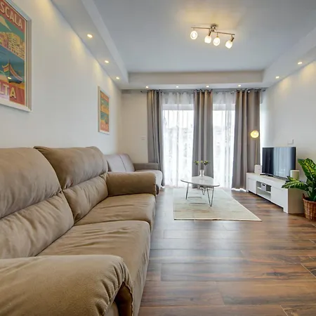 Stylish Beachfront 2 Bedroom Near Coast And Dining