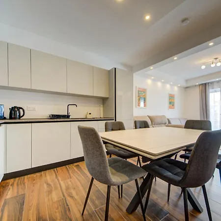 Stylish Beachfront 2 Bedroom Near Coast And Dining