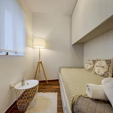 Stylish Beachfront 2 Bedroom Near Coast And Dining Apartament