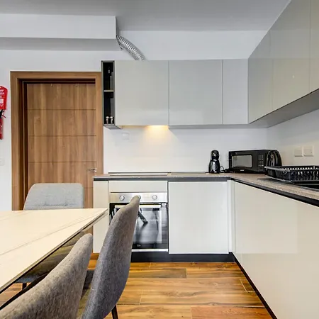 Stylish Beachfront 2 Bedroom Near Coast And Dining Apartament