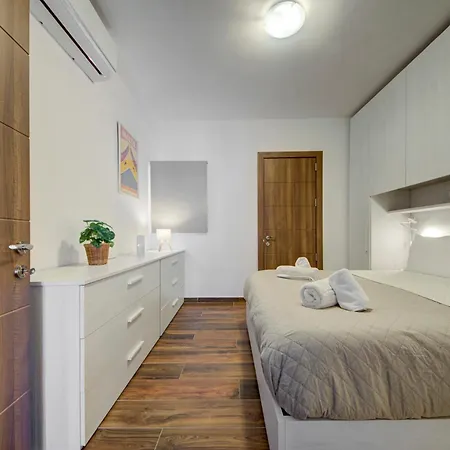 Stylish Beachfront 2 Bedroom Near Coast And Dining Marsaskala