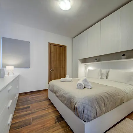 Stylish Beachfront 2 Bedroom Near Coast And Dining Marsaskala