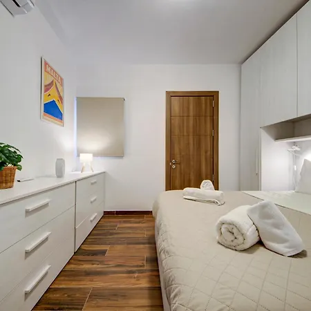Stylish Beachfront 2 Bedroom Near Coast And Dining *