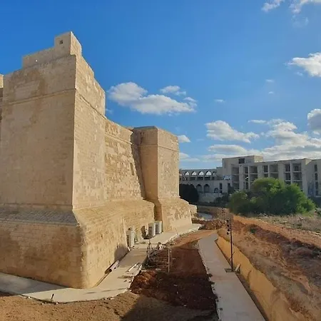 Apartmán Stylish Beachfront 2 Bedroom Near Coast And Dining Marsaskala